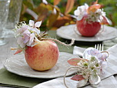 Tellerdekoration mit Äpfeln und Hortensienblüten