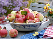 Schale aus Steinzeug mit Äpfeln gefüllt