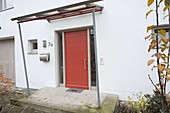 Hauseingang mit roter Haustüre