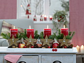 Schneller Adventskranz mit Tontöpfen: rote Kerzen in Tontöpfen