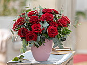 Winterlicher Strauß aus roten Rosa (Rosen), Eucalyptus, Hedera