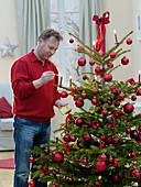 Abies (Nordmanntanne) als Weihnachtsbaum geschmückt mit roten Kugeln