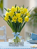 Standing bouquet of Narcissus 'Dutch Master' (daffodils, daffodils)