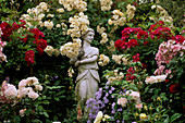 Der Valentinsgarten mit italienischer Marmorstatue und Rosen
