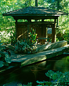 Koi-Teich und indonesische Gartenlaube im Woodland Garden