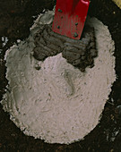 Dinosaurier-Fußabdrücke: Zement über Lehmform graben