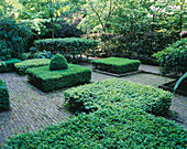 Amsterdam: PRIVATE Garden - Keizersgracht 609 - Green Garden with Parterre of Box BLOCKS