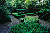 Amsterdam: PRIVATE Garden - Keizersgracht 609 - Green Garden with Parterre of Box BLOCKS