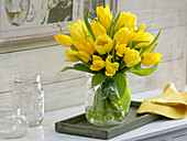 Strauß aus gelben Tulipa (Tulpen) in Einmachglas