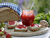 Glas mit selbstgemachter Marmelade aus Erdbeeren