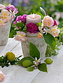 Rustikale Töpfe als Kerzenhalter , dekoriert mit Rosa (Rosen - Blüten)
