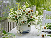 Weißer Strauß aus Echinacea purpurea 'Alba' (Weißem Sonnenhut)