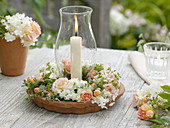 Windlicht mit Kranz aus Rosa (Rosen), Hydrangea (Hortensien)