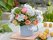 Strauß aus Rosa (Rosen), Scabiosa (Witwenblumen), Nigella