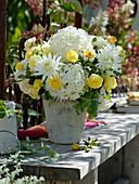 Weiß-gelber Strauß mit Hydrangea (Hortensie), Rosa (Rosen) und Dahlia