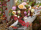 Herbststrauß: Rosa (Rosen, Hagebutten), Himbeeren (Rubus)