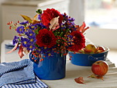 Strauß aus Dahlia (Dahlien), Aster 'Blue Lapis' (Herbstaster), Rosa