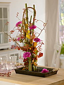 Stehstrauß mit Dianthus (Nelke), Parthenocissus (Wildem Wein), Rosa