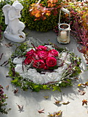 Grave wreath with roses in flower wreath of plaster, decorated with Calluna