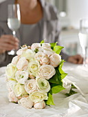 Brautstrauß aus weißen und cremefarbenen Rosen