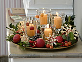 Schneller Adventskranz mit Kerzen in Gläsern