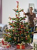 Abies nordmanniana (Nordmanntanne) als Weihnachtsbaum geschmückt