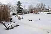 Verschneiter Garten mit Liegestühlen, japanischen Steinlaternen, Miscanthus