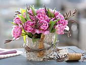 Strauß aus gefüllten Tulipa 'Dior' (Tulpen) und Birkenzweigen