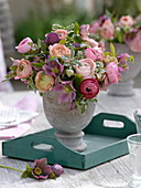 Pink bouquet of Ranunculus (Ranunculus), Helleborus orientalis (Lenzrose)