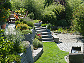 Hanggarten mit Mauer aus Granit terrassiert
