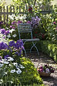 Bauerngarten mit blühenden Stauden und Sommerblumen