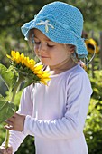 Mädchen mit Helianthus annuus (Sonnenblumen)