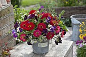 Strauß aus Zinnia (Zinnien), Lathyrus odoratus (Duftwicken) und Aster