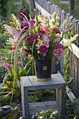 Herbstlicher Strauß aus Gladiolus (Gladiolen), Zinnia (Zinnien), Antirrhinum