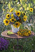 Herbstlicher Strauß mit Helianthus (Sonnenblumen), Aster (Herbstastern)