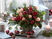 Weihnachtlicher Strauß aus Rosa (Rosen), Ilex (Stechpalme), Hedera