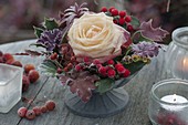 Gesteck mit Rosa 'Double Delight' (Rose, Hagebutten), Skimmia