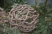 Kunstobjekt aus Naturmaterial: Kugel aus verschlungenen Zweigen