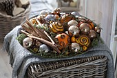 Weihnachtliche Duft-Schale: mit Nelken gespickte Orangen und Kumquats