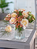 Strauss mit Rosa 'Double Delight' (Rosen), Alstroemeria (Inka-Lilie)