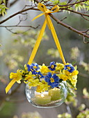 Einmachglas als Windlicht mit Kränzchen aus Acacia (Mimose), Primula