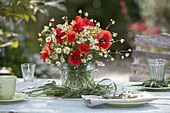 Rot-weißer Wiesenstrauß aus Papaver rhoeas (Klatschmohn) und Matricaria