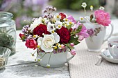 Small bouquet in ceramic cup: Rosa (roses), camomile