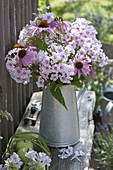 Duftstrauss mit Stauden: Phlox paniculata 'Kirmesländler' (Flammenblumen)