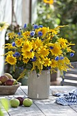 Yellow-blue bouquet with Helianthus decapetalus 'Meteor'