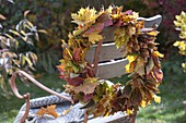 Bunt gemischte Herbstblätter zum Kranz binden