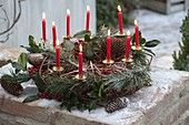 Weihnachtlicher Kranz mit 10 roten Kerzen , Kranzrohling aus Ranken