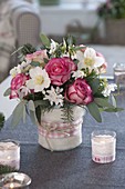 Winter bouquet in vase with felt covering : Rosa (roses), Helleborus niger