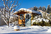 Garten mit Gartenhaus im Winter, Bayern, Deutschland / Garden with garden house in winter, Bavaria, Germany, Europe