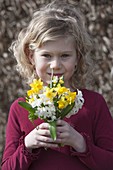 Mädchen mit kleinem Frühlingsstrauss aus Narcissus (Narzissen)